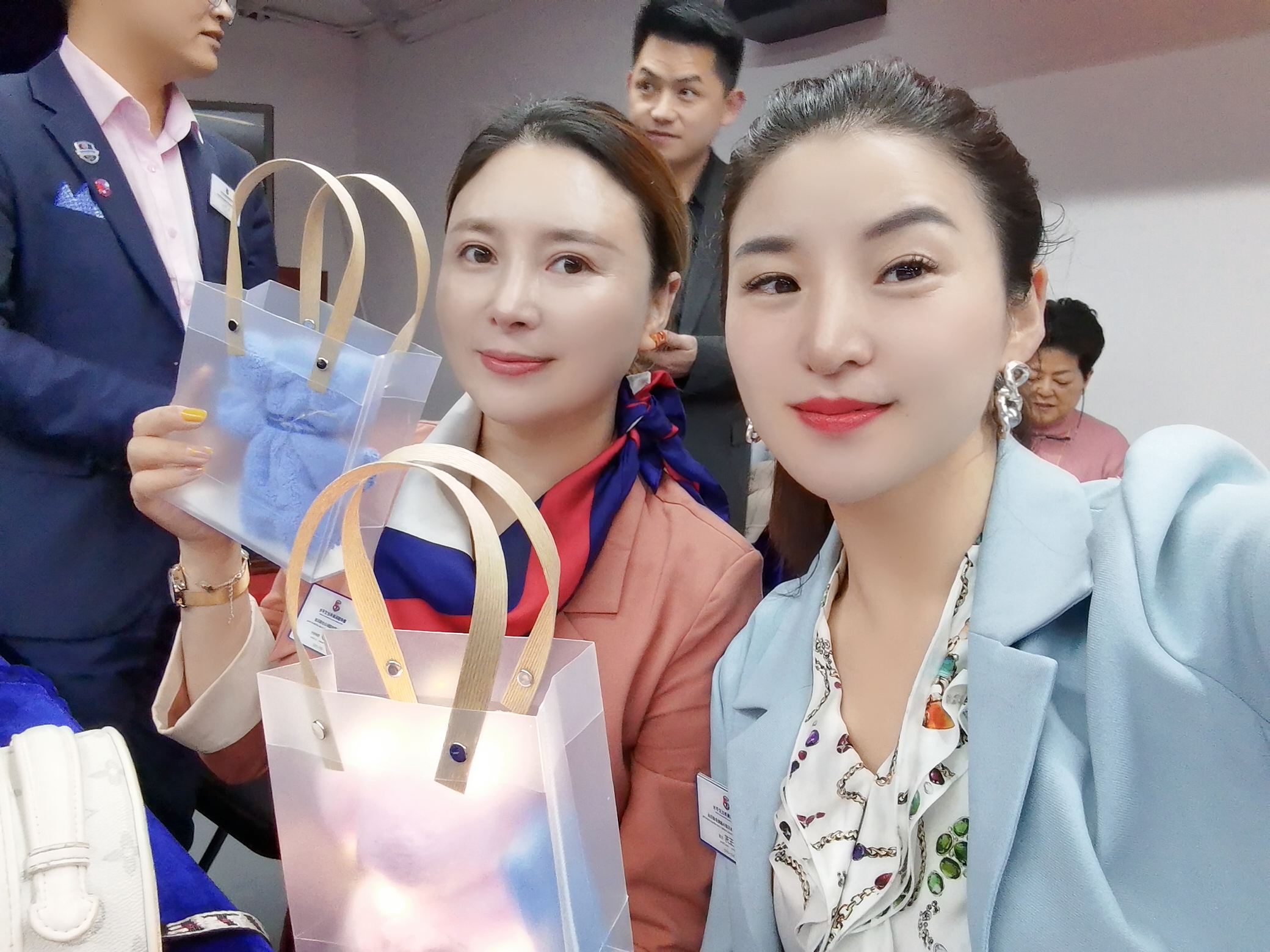 温馨时刻，陈烨会长为大家送上礼物.jpg