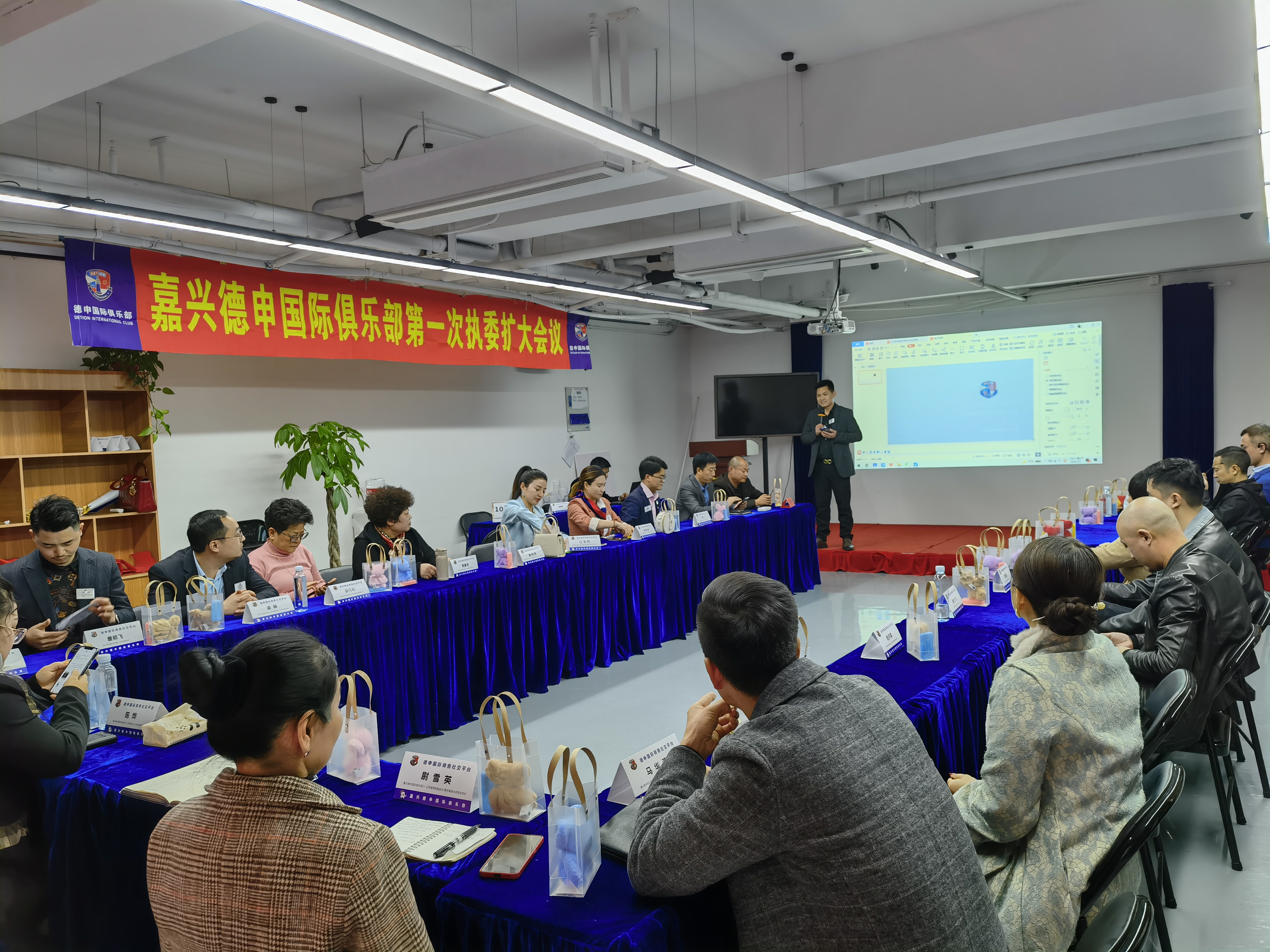 企服攻略网创始人：罗彬珲担任会议主持.jpg
